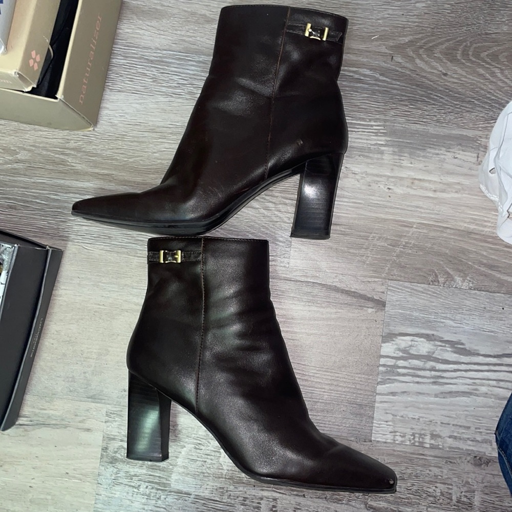 Womans boots barely worn size 8.5 brown upper leather